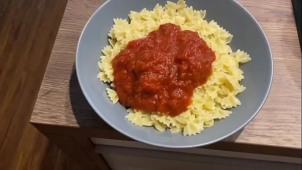 JE MANGE LES PATES AU SPERME DE MON HOMME ET J'ADORE CA !