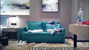 探花牛仔背带裤长相甜美美女，沙发脱衣调情再到床上玩，苗条身材舔弄扛退猛操