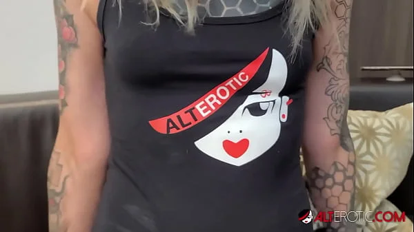 Tattooed babe Nayomi Sharp sucks Sascha's big cock