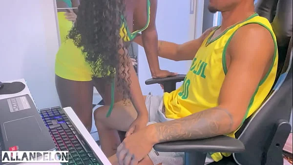 Minha vizinha gostosa ficou triste com a derrota do Brasil na copa e veio pedir pra sentar e se consolar na piroca | Holly Bombom | completo no X Red