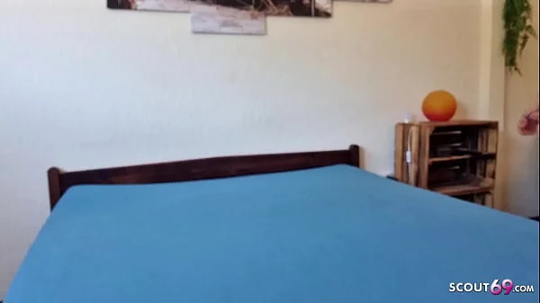 Reife deutsche Hausfrau erwischt Freundin mit Jungspund und guckt beim ficken zu