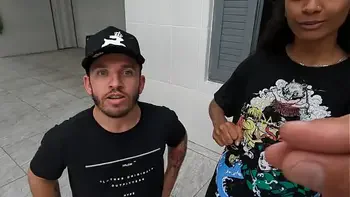 Jasmine seduz anão e leva para o abate