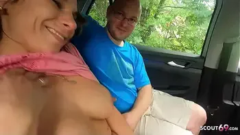 Reife Türkin von zwei deutschen Typen auf dem Heimweg im Auto gefickt