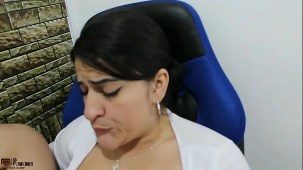 Estudiante cachonda lamiendo y comiéndole el coño a la directora