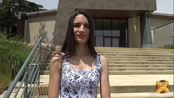 Candie, 19 ans, essaye la double pénétration et adore ça