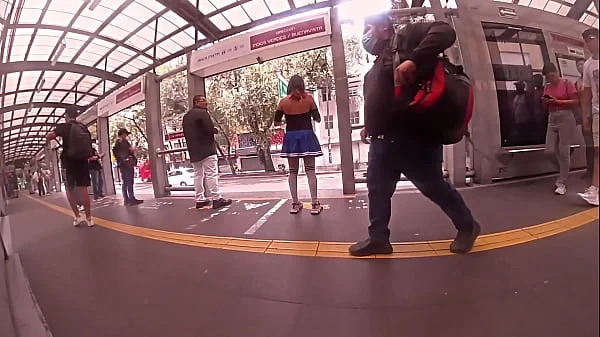 Llevaba un falda muy corta y no puede evitar rozarle mi verga en las nalgas, ARRIMONES CDMX