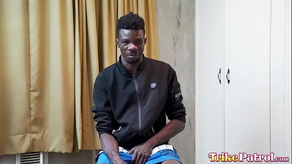 Horny stud finds Filipina pussy during black patrol porn search