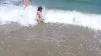 Fomos aprontar na praia com desconhecidos