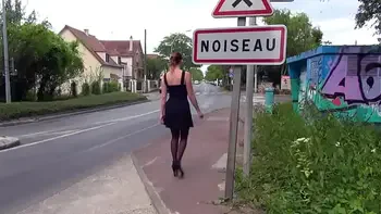 Mature à poil dans la rue et baisée en public !-MF200956 1