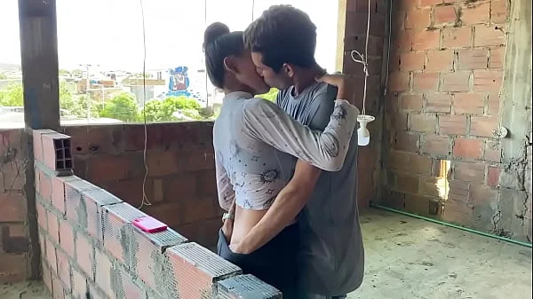 solicito un tecnico de electricidad y el termina follando mi coño y sacando mi leche de mis tetas