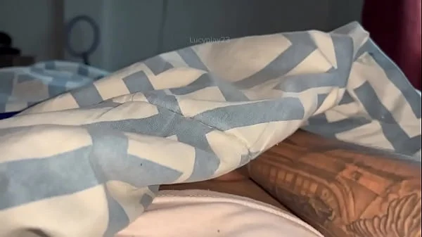 (PONTE AURICULARES) Estoy demasiado caliente masturbándome en un dia lluvioso, entrar QUIERO GEMIRTE