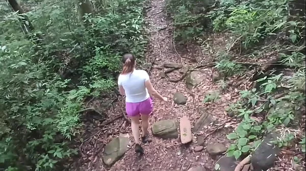 Me follo a desconocida con el acuerdo de ayudarla a salí del bosque