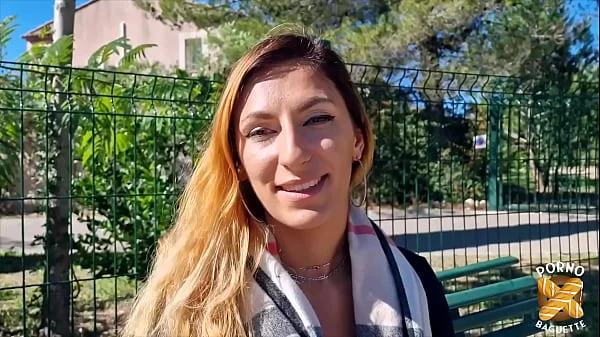 Stella et ses copines s'amusent avec un mec