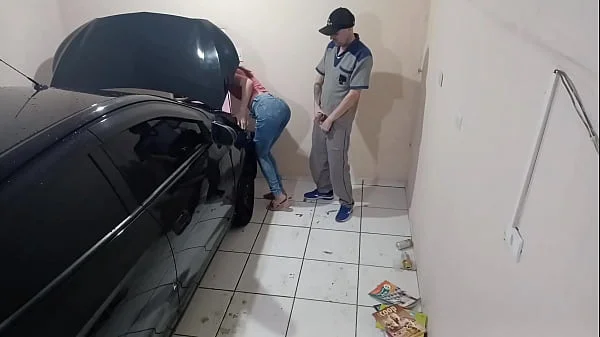 Patroa e cliente ficou com tesão na oficina do mecânico tarado!