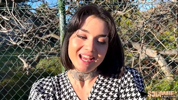 Crystal, brunette ténébreuse qui adore la baise anale