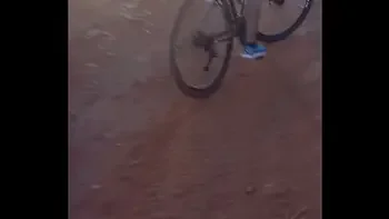 Israelense foi flagrada andando de bicicleta pelada no interior do Brasil danu sua bunda