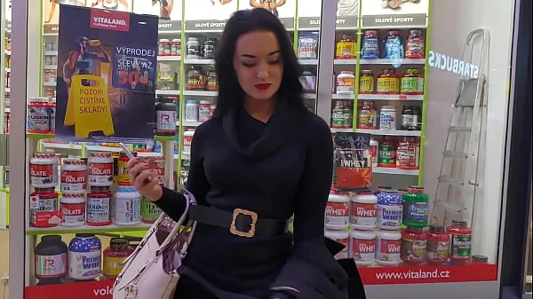 Succhia e beve sborra di due cazzoni nel cesso di un centro commerciale