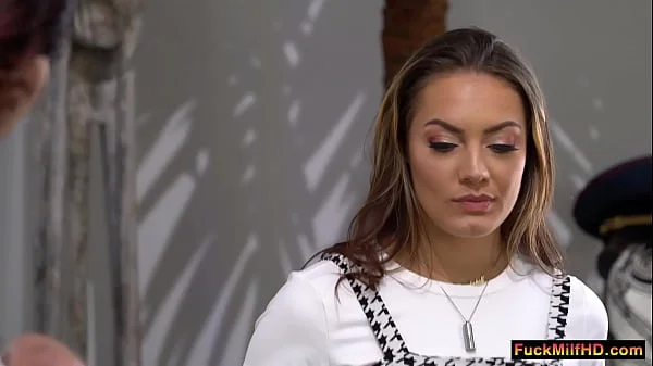 Sex is what makes my stepmom happy, but she sucked my boyfriend's dick, although this is absurd, I just watched my boyfriend cum in my slut stepmom's mouth