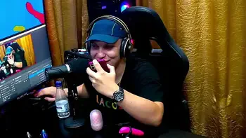 Ruan não aguentou e pegou gostoso nos peitos e no rabão delicioso da Andressa Sanchez - Podcast Pápum no Barraco! - Completo no Sheer RED