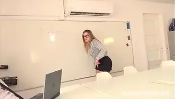 Hot blonde offers her pussy to get a raise