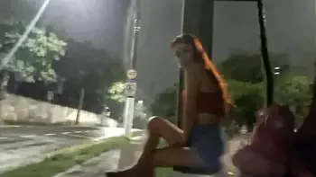 Punheta arriscada na rua pra ruiva gostosa no ponto de onibus