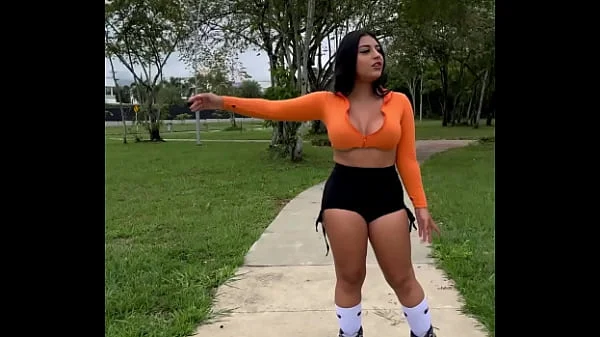 Reencuentro con Thalía termina en una rica follada hardcore en público con semen en su boca