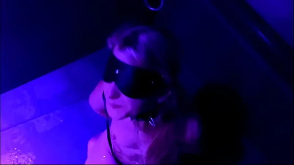 Teen-Schlampen ins Maul gepisst (Piss-Zusammenstellung)