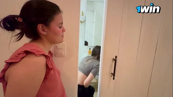 Le doy ordenes sexules a mi novia y se viene en un baño público.