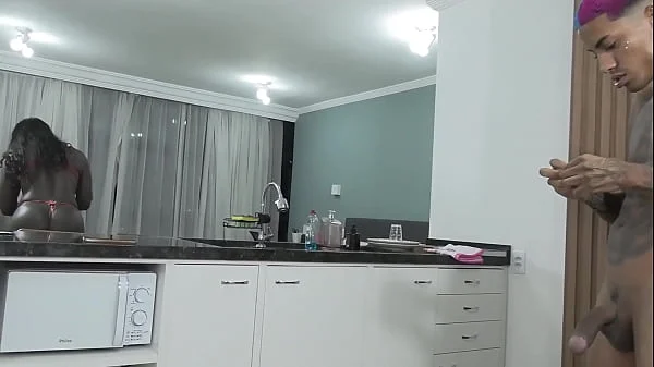 A PRETA SO DE LANJERYE NA COZINHA ESTIGANDO NOVINHO BRINQUEDO