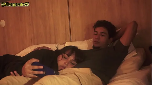 Mirando una pelicula con mi hermanastro y sin querer me trague su pene(Casi nos descubren) ALISONGONZALEZ26 X FANTASIAHARDCORESEX