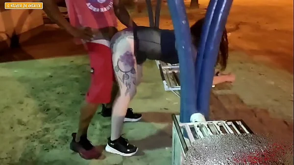 UM CARA FUDIDO NAO PODE PAGA O MOTEL E QUIS SEXO COM DUAS GAROTAS EM PRAÇA APOS UMA FESTA EM CIDADE DO ENTERIOR