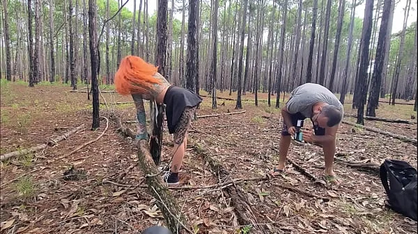 Ruiva gostosa fazendo exibicionismo na trilha que acaba em sexo ao ar livre ** Completo no RED