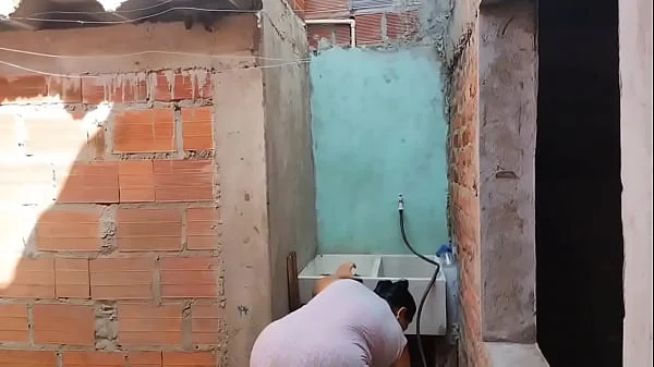 Mi hermanastra se baña en mi casa y me pide ayuda y termino follándola por su gran culo