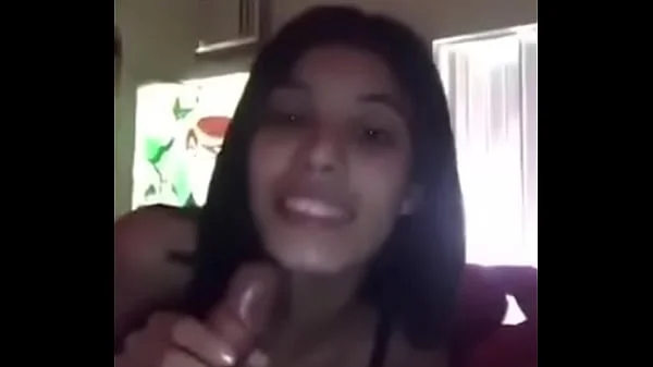 Namorada chupa o pau do amigo e depois rebola gostoso com a calcinha branca de lado