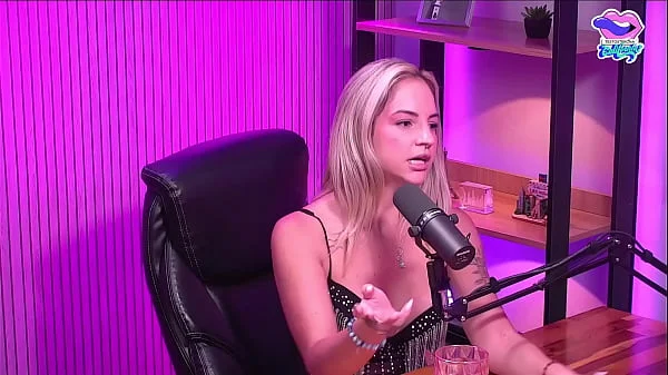 A loirinha peladinha no estudio