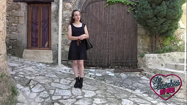 Amandine se laisse guider par la coquine Marie