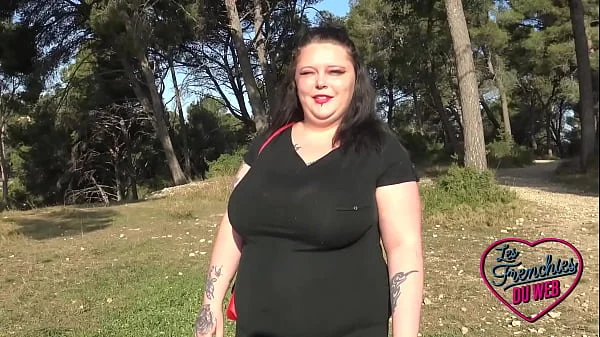 Jade, une ronde très coquine qui adore l'exhib