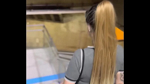 Fiquei com tanto tesão dentro da estação do metrô minha buceta estava toda molhada ! Fui da no banheiro e chupa esse pau grosso do meu marido .(EM PUBLICO)