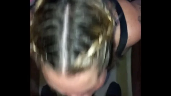 Rubia la chupa bien rico