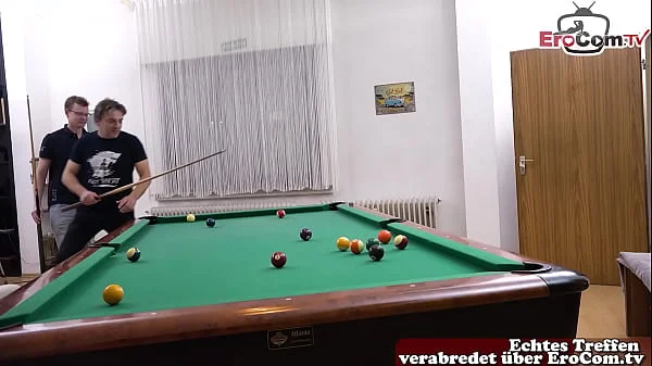 Deutsches kurviges natürliche titten mädchen mit kurzen haaren versucht ersten dreier MMF