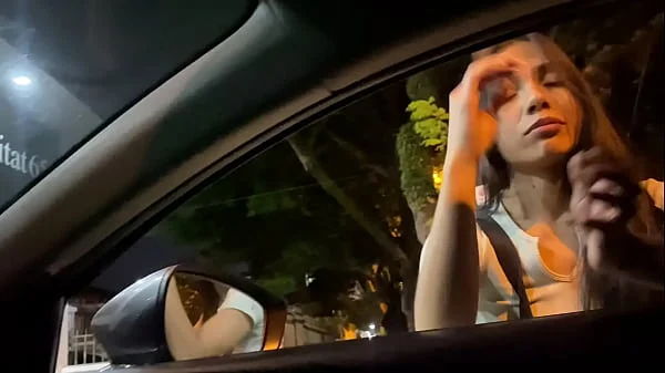 Un extraño se acercó en el carro y se ofreció a hacerme una mamada a cambio de dinero y Estuve de acuerdo y me lo tragué todo - mamada en el coche