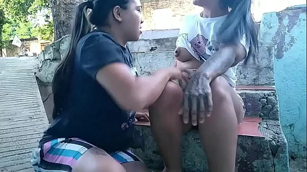 nosotras nos encanta la adrenalina por eso disfrutamos de darnos placer en sitios públicos, esta vez fue en un barrio peligroso