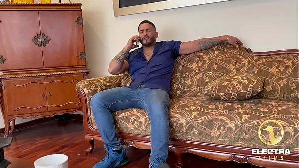 Predicadora reformada toca la puerta de un hombre arrecho. y este le hace volver a su vida de mundana de antes (ERA NINFÓMANA)