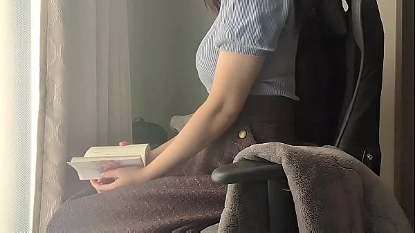 好きな本読んでたのにむらむらして敏感なあそこ触ってたらどんどん気持ちよくなっちゃった巨乳女子