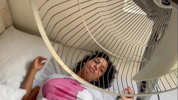 Mi pequeña hermanastra me ofrece sexo duro a cambio de arreglar una travesura que hizo.