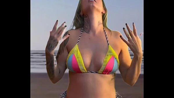 Deixei o garçom da barraca da praia de pau duro e pedir pra pegar e sentir o volume .