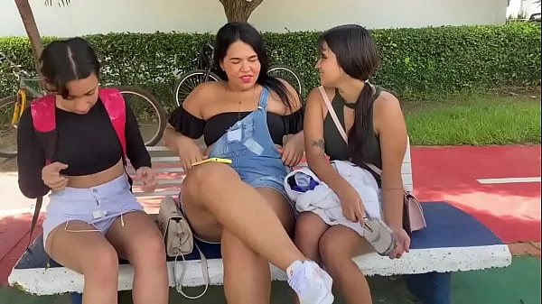 hacemos un trio con mi amiga y su hermanastra antes de irnos ala piscina