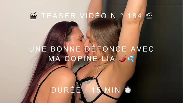 Deux jeunes femmes se défoncent le cul