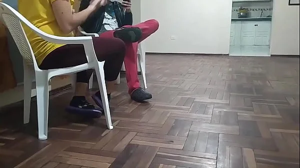 La mejor amiga  de mi esposa viene ala casa para quedarse unos dias y de verdad no me puede aguantar en la misma cama y no poder follarmela hasta que una noche se dio mi fantasia  follar con la mejor amiga de mi esposa en la misma cama