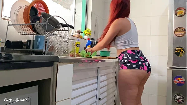 Contratei essa empregada doméstica e ela veio assim para me provocar, eu fiquei excitado com essa bunda gostosa